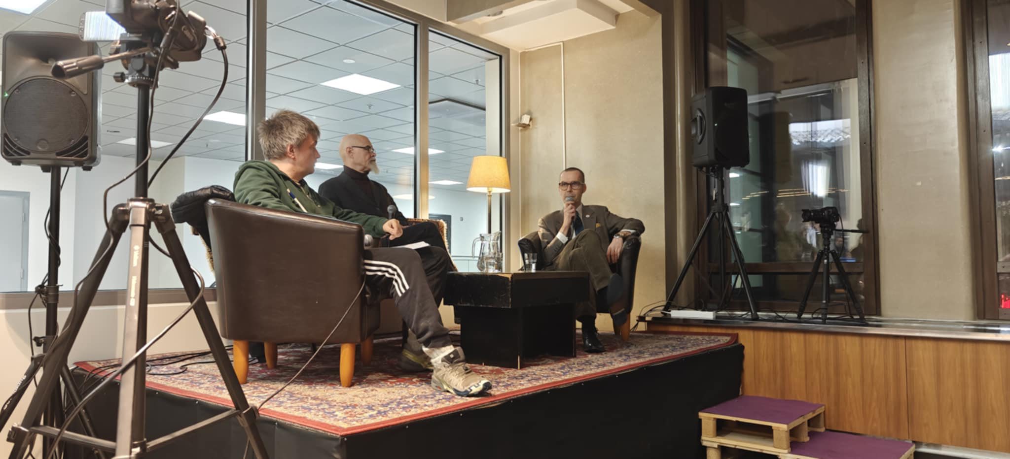 TIMO HÄNNIKÄINEN: HUOMIOITA SUURESTA KIRJALLISUUSKESKUSTELUSTA